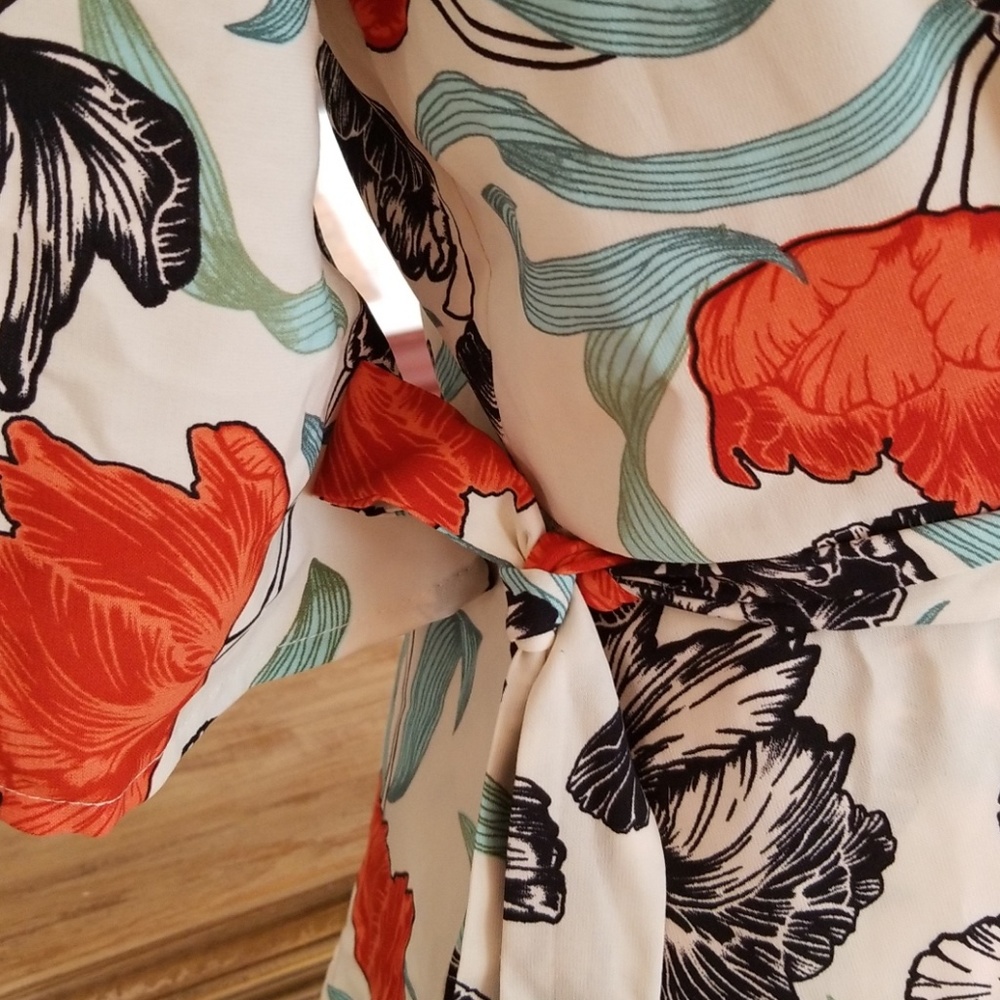 Wrap around floral top size M - Picture 3 of 9